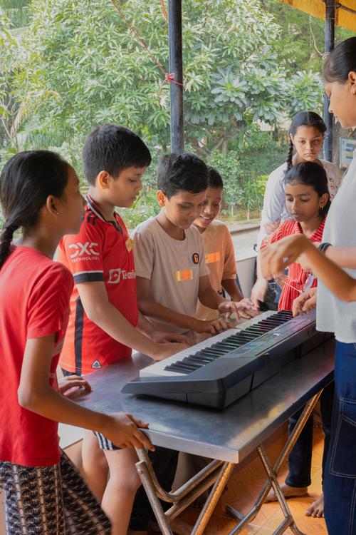 Sur Saathi's Kids Playing keyboard duing workshop by Navya Mundhra and Kanika Jain