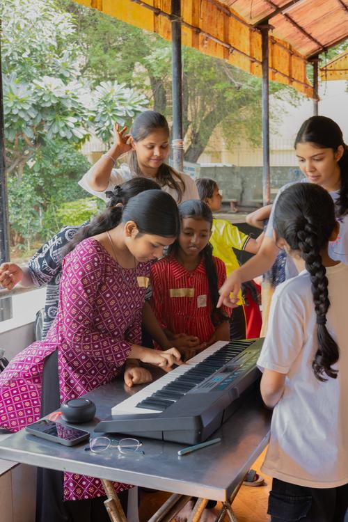 Sur Saathi's Kids Playing keyboard duing workshop by Navya Mundhra and Kanika Jain